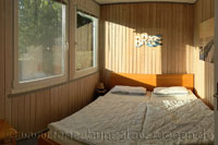 Schlafzimmer mit Doppelbett (180cm x 200cm)
