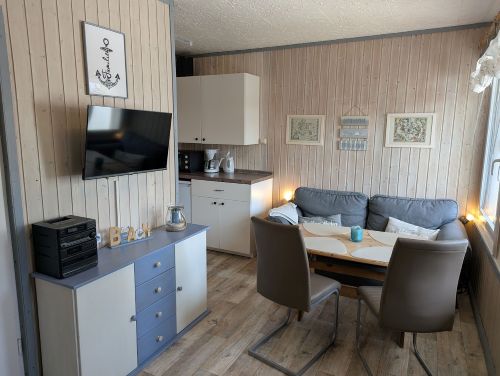 Wohn- und Essbereich im Bungalow Verankert