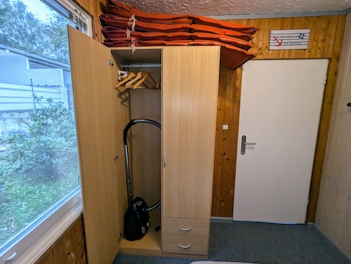 Schlafzimmer 2 Kleinderschrank offen