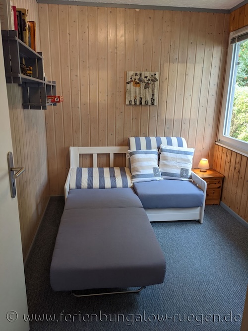 Schlafzimmer 2 Couch halb ausgezogen