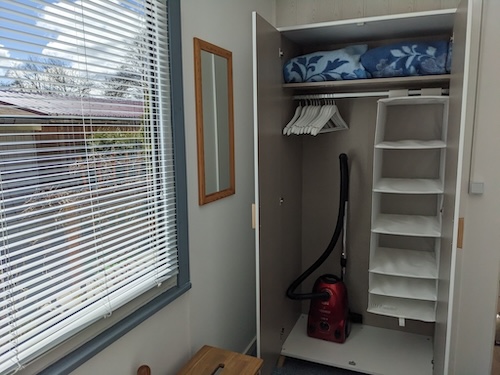 Schlafzimmer 1 Schrank geöffnet
