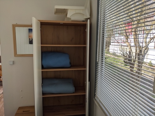 Schlafzimmer 2 Schrank geöffnet